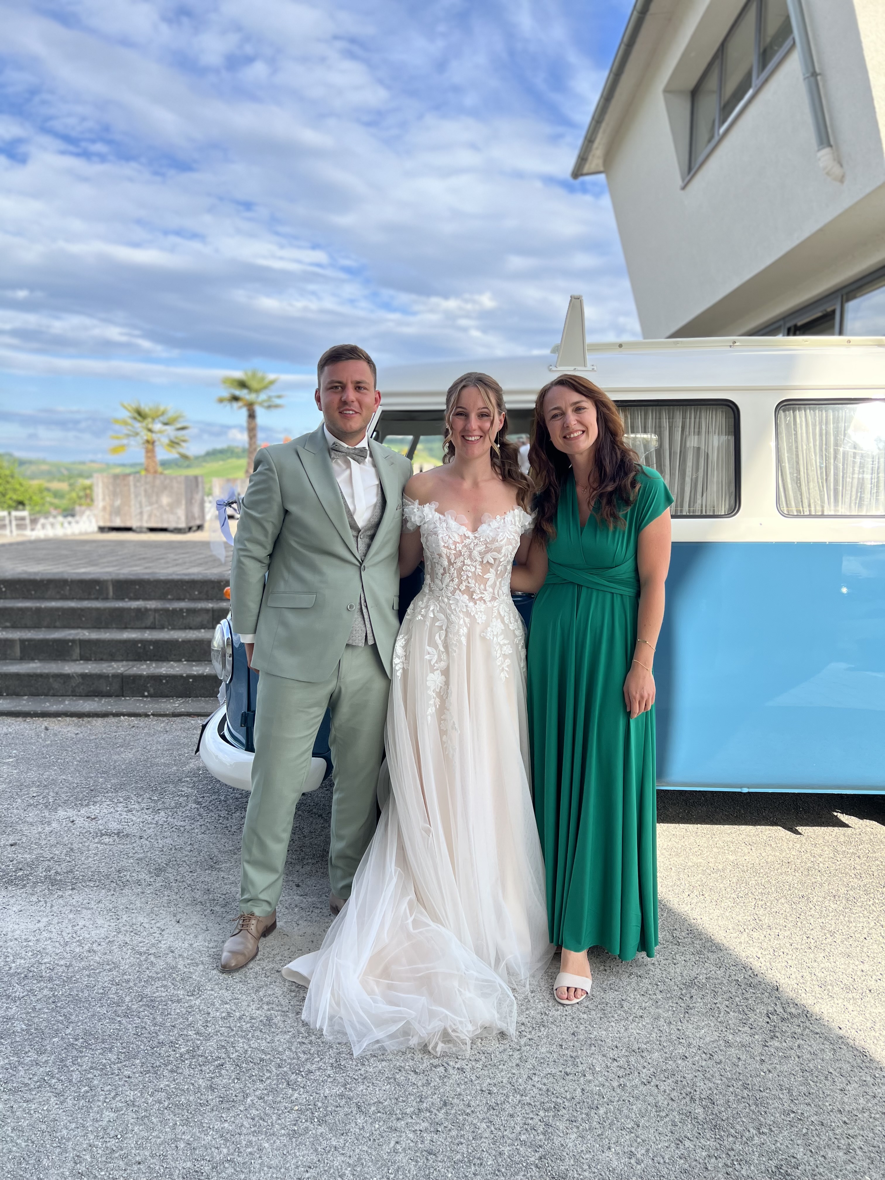 Jana mit Brautpaar VW Bus